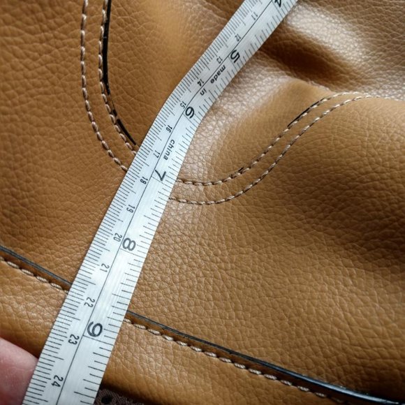 Tan Carlo D'Santi Handbag - Picture 8 of 8